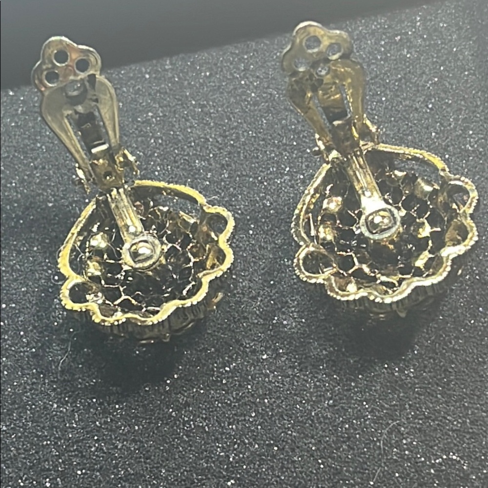 Weiss vintage 1950’s Elegant rhinestones that sparkle Gold tone clip Earrings - Picture 3 of 15